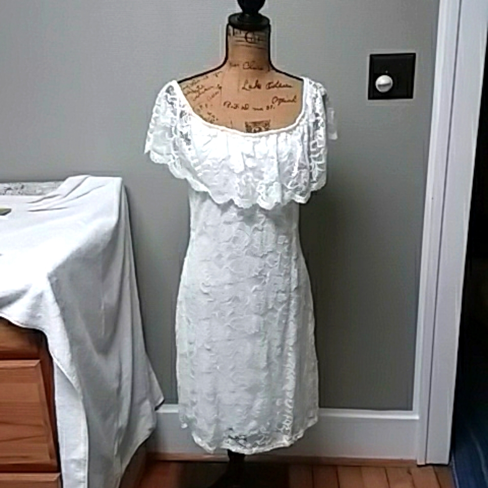Sweet Daisy extra large laced dress with lining off-white color